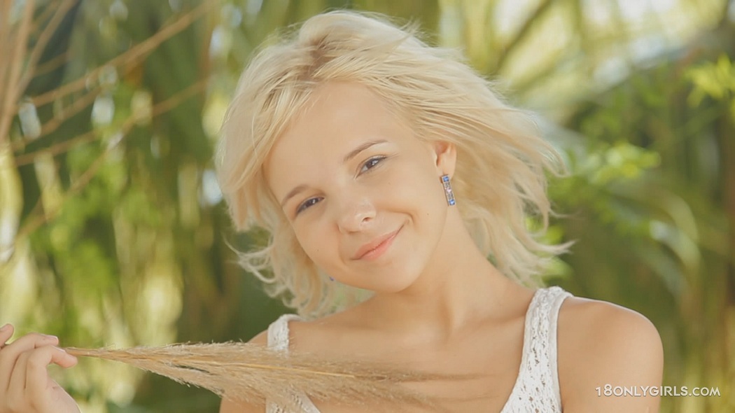 Monroe - Petite Blondie